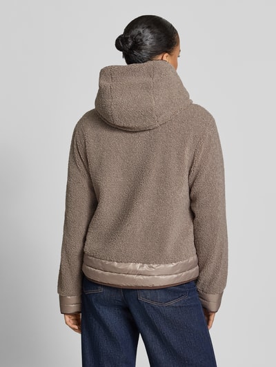Männermodel trägt Regular Fit Jacke mit Kapuze von FUCHS SCHMITT, Futerko, zamek błyskawiczny dwustronny, kaptur, Ganzkörperansicht Rückansicht. Długość tyłu w rozmiarze 36: 57 cm, szerokość ramion w rozmiarze 36: 41 cm, szerokość w rozmiarze 36: 48 cm, długość rękawów w rozmiarze 36: 62 cm.