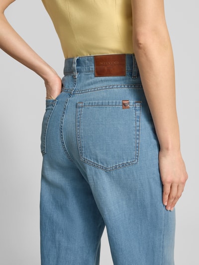 Frauenmodel trägt Loose Fit Weite Hose aus Baumwoll-Leinen-Mix Modell 'LATINO' von Weekend Max Mara, Melange-Optik, Label-Patch, 5-Pocket-Design, Nahaufnahme Rückansicht.