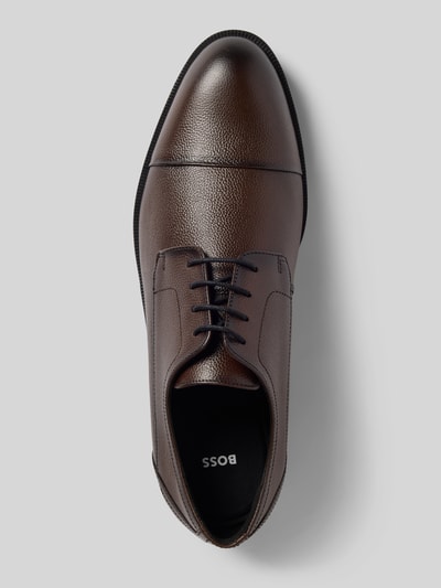 Produktfoto, braun strukturierte Oberfläche, schwarze Schnürsenkel, runde Form, Produktname: Schnürschuhe aus echtem Leder Modell 'Tayil_Derb' von BOSS, Herren Schnürschuhe von BOSS