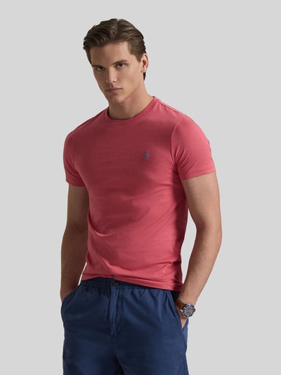 Männermodel trägt Regular Fit T-Shirt aus reiner Baumwolle von Polo Ralph Lauren in Unifarbe, Logo-Stitching, Nahaufnahme Oberkörper.
