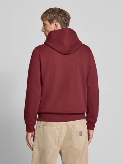 Männermodel trägt Hoodie mit Label-Print Modell 'FREDERIKSBERG' von JACK & JONES in Dunkelrot, Baumwoll-Mix, Ganzkörperansicht Rückansicht.