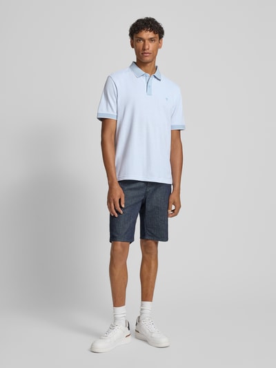 Männermodel trägt Regular Fit Poloshirt mit Label-Stitching Modell 'Percyco' von JOOP! Collection, Reine Baumwolle, Ganzkörperansicht von vorne.