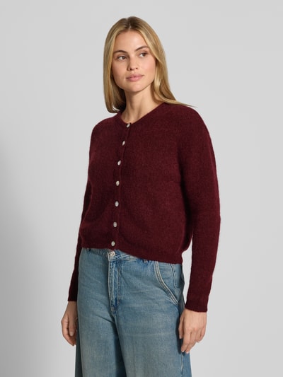 Frauenmodel trägt kardigan Relaxed Fit Cardigan aus Woll-Alpaka-Mix Modell 'VITOW' von American Vintage, bordowy kolor, imitacja dzianiny, listwa guzikowa, okrągły dekolt, długość tyłu 52 cm, długość rękawa 56 cm, Ganzkörperansicht von vorne