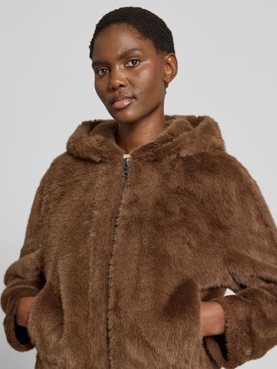 Vrouwenmodel draagt Jacke aus Kunstfell mit Zweiwege-Reißverschluss van Blonde No. 8, bruin kunstbont, regular fit, capuchon, borstbreedte 60 cm, mouwlengte 73 cm, nahaufnahme bovenlichaam.