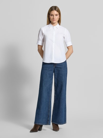 Frauenmodel trägt Oversized Hemdbluse aus reiner Baumwolle Modell 'The Summer Shirt' von HUGO in Optik: Unifarben, Ganzkörperansicht von vorne.