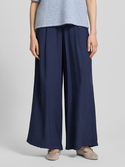 Kobiece modelka nosi granatowe Wide Fit Stoffhose aus Viskose-Mix Modell 'Frencis' od STEHMANN, luźne nogawki, miękka tekstura, Szerokość w rozmiarze 36: 38 cm, długość wewnętrzna nogawki: 77 cm, zdjęcie w pełnej długości z przodu.