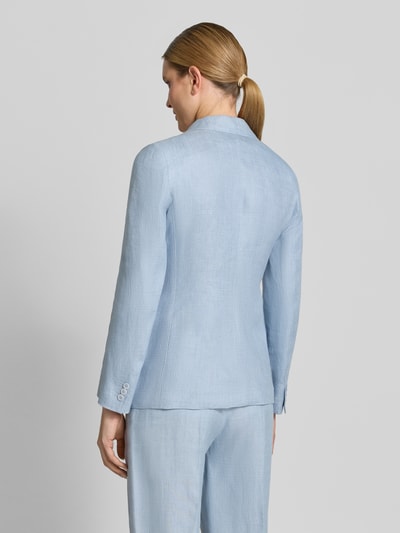 Vrouwenmodel draagt Shaped Fit Blazer uit puur linnen model 'NALUT' van Weekend Max Mara in melangelook met rugsplit, lange mouw, klepzakken, paspelzak op de borst, 1-knoopssluiting, detail op de rug, geheel in beeld van achteren.