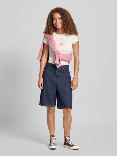 Gina Tricot T-Shirt mit Motiv-Print und Rundhalsausschnitt Ecru 1