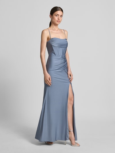 Frauenmodel trägt Abendkleid mit rückseitiger Schnürung und Gehschlitz von Mascara, Satin, Körpernaher-Schnitt, Maxikleid, Herz-Ausschnitt, Spaghettiträgern, Drapierungen, silbergraue Farbe, glatte Textur, Ganzkörperansicht von vorne. Kontext: Rückenlänge bei Größe 36: 119 cm, Brustweite bei Größe 36: 31 cm.