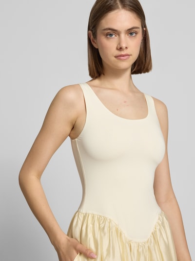 Frauenmodel trägt Abendkleid mit Rundhalsausschnitt Modell 'LORIE' von Bardot aus Material-Mix mit Stretch-Anteil, A-Linie, cremefarben, Nahaufnahme Oberkörper.
