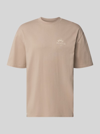 Produktfoto, Oversized T-Shirt mit Backprint und Rundhalsausschnitt von PEGADOR aus reiner Baumwolle, beigefarbene Oberfläche, glatte Textur.