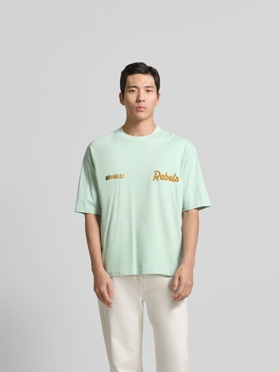 Männermodel trägt Loose Fit T-Shirt mit Logo-Stitching von Dsquared2 in Mintgrün, Baumwolle, Statement-Stitching, Ganzkörperansicht von vorne