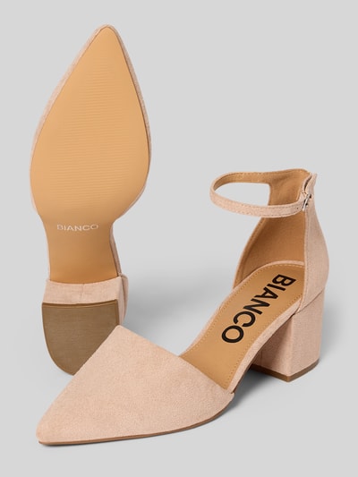 Produktfoto, Pumps in Leder-Optik mit Schnallenverschluss von BIANCO in Beige mit spitzer Passform, glatter Sohle, Blockabsatz, Absatzhöhe bei Größe 40: 7 cm, Schafthöhe 9 cm, Schaftweite 3 cm