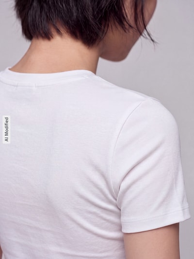 Frauenmodel trägt weißes Slim Fit T-Shirt aus Baumwoll-Mix Modell 'RILEY' von ONLY, glatte Struktur, Ganzkörperansicht Rückansicht, KI-modifiziertes Bild