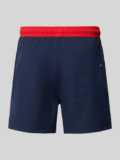 Produktfoto, Badeshorts mit Gesäßtasche Modell 'MAUI' von JACK & JONES in Dunkelblau mit rotem Bund, Loose-Fit, Logo-Print, Label-Detail