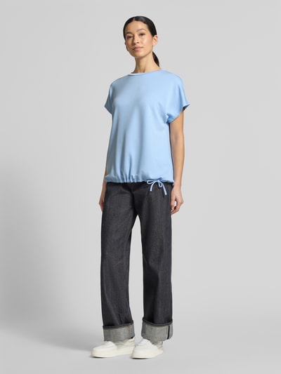 Frauenmodel trägt Damen T-Shirt mit Rundhalsausschnitt von Soyaconcept in Hellblau, Material-Mix mit Modal-Anteil, Regular-Fit, Kappärmel und Tunnelzug, Ganzkörperansicht von vorne.