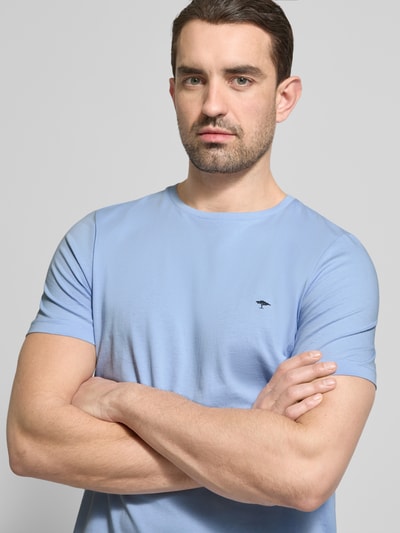 Männermodel trägt T-Shirt mit Rundhalsausschnitt und Label-Stitching von Fynch-Hatton aus Reine Baumwolle im Regular-Fit, Nahaufnahme Oberkörper.