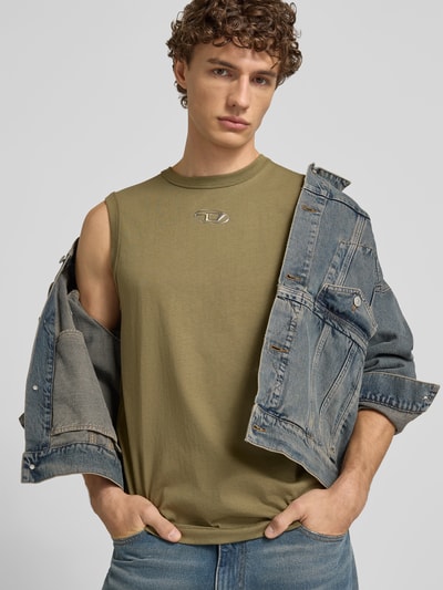 Männermodel trägt Tanktop mit Label-Detail von Diesel in Khaki, Reine Baumwolle, Regular-Fit, Rundhalsausschnitt, Nahaufnahme Oberkörper.