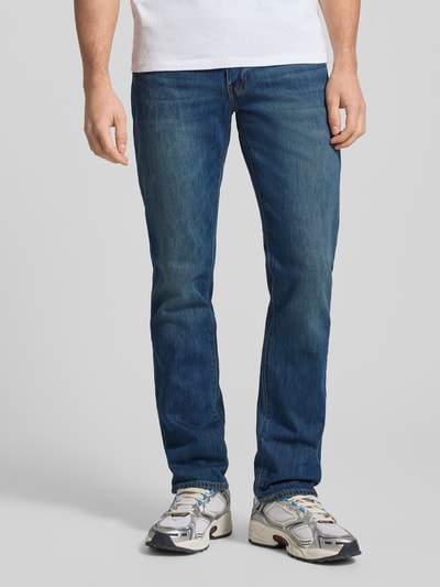 Männermodel trägt Jeans mit 5-Pocket-Design von Levi's®, Slim-Fit aus Baumwoll-Elasthan-Mix, dunkelblaue Farbe, Ganzkörperansicht von vorne.