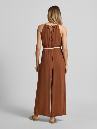 Frauenmodel trägt Jumpsuit aus Viskose-Mix mit Gürtel von Apricot in Braun, Taillierter Schnitt, Rundhalsausschnitt, Ganzkörperansicht Rückansicht, Damen Jumpsuit, Leinen-Viskose-Anteil, Gürtel, Seitliche Eingrifftaschen, Schlüsselloch-Ausschnitt, Rückenlänge 138 cm, Brustweite 42 cm, Gesamtlänge 138 cm, Innenbeinlänge 72 cm.
