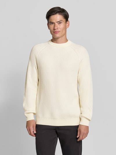 Männermodel trägt Regular Fit Pullover aus reiner Baumwolle Modell 'Hellson' von Matinique in Strick-Optik, Ganzkörperansicht von vorne.