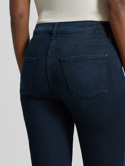 Frauenmodel trägt Wide & Loose Fit Jeans aus Baumwoll-Mix Modell 'Dream Kick' von MAC in Dunkelblau, Damen Wide & Loose Fit Jeans von MAC, Nahaufnahme Rückansicht.