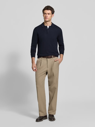 Männermodel trägt Regular Fit Strickpullover aus Baumwoll-Mix mit Kaschmir-Anteil von Casual Friday, dunkle Farbe, Ganzkörperansicht von vorne. Rückenlänge 65 cm, Ärmellänge 69 cm, Polokragen, elastische Abschlüsse.