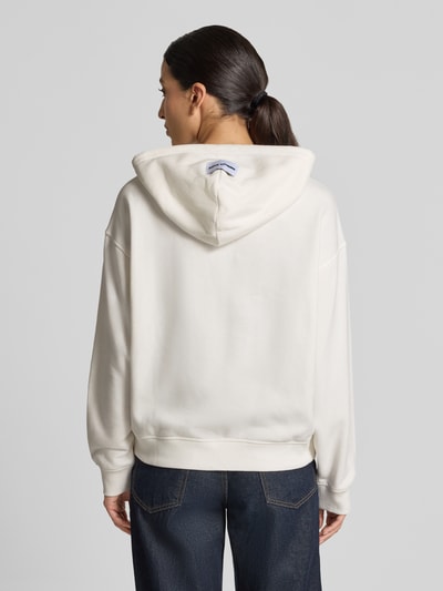 Vrouwenmodel draagt Oversized Sweatjacke aus Baumwoll-Mix Modell 'SOUL' van Smith and Soul in ecru met capuchon, katoenmix, tweewegritssluiting, kangoeroezak, elastische boorden, oversized fit, Ganzkörperansicht Rückansicht.