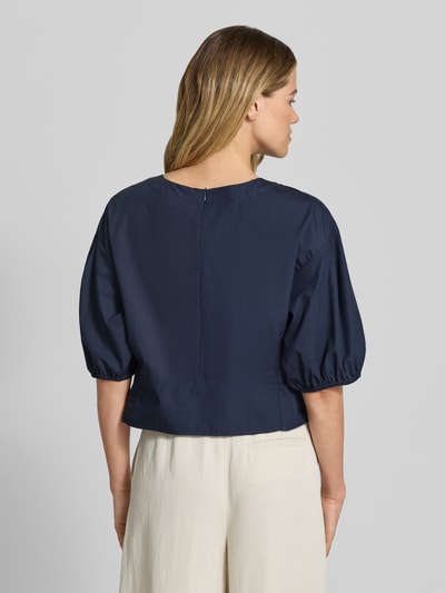 Frauenmodel trägt Bluse mit Ballonärmeln und Rundhalsausschnitt von Emporio Armani, Reine Baumwolle, Loose-Fit, Dunkelblau, Ganzkörperansicht Rückansicht.