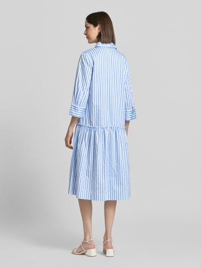 Frauenmodel trägt Relaxed Fit Hemdblusenkleid mit Rüschenbesatz von Christian Berg Woman, Reine Baumwolle, 3/4-Arm, Hemdblusenkragen, ganzkörperansicht Rückansicht.