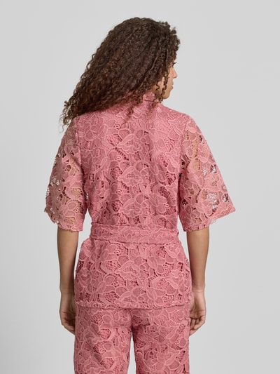 Frauenmodel trägt Bluse aus Spitze mit Bindegürtel von Jake*s Collection in Rosa, taillierter Schnitt, Kentkragen, Rückansicht Ganzkörperansicht.