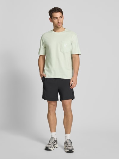 Männermodel trägt Regular Fit T-Shirt aus reiner Baumwolle Modell 'DARRO' von HUGO, Optik: Unifarben, Label-Schriftzug, Jersey, Ganzkörperansicht von vorne.