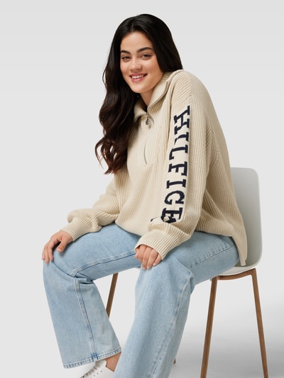 Tommy Hilfiger Curve Sweter z dzianiny z krótkim zamkiem błyskawicznym model ‘PLACED’ Beżowy 3