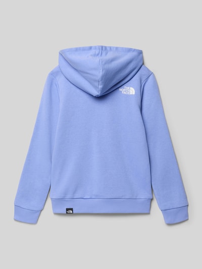 Junge trägt Regular Fit Hoodie mit Logo-Print von The North Face in Hellblau, aus Baumwoll-Mix, Känguru-Tasche, elastische Abschlüsse, Ganzkörperansicht Rückansicht.
