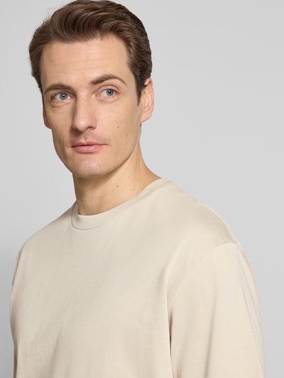 Männermodel trägt Oversized T-Shirt mit Rundhalsausschnitt von Lindbergh aus reiner Baumwolle in Beige, Nahaufnahme Oberkörper.