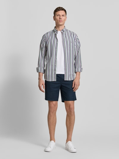 Männermodel trägt Shorts aus Leinen-Baumwoll-Mix Modell 'barton' von Matinique, dunkelblau, Regular-Fit, Tunnelzug, Ganzkörperansicht von vorne.