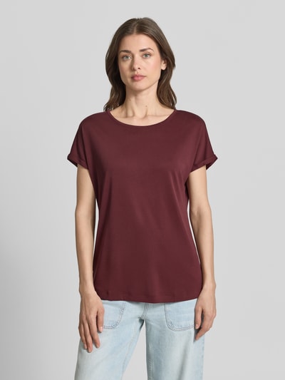 Vrouwenmodel draagt Regular Fit T-Shirt met ronde hals van Christian Berg Woman, modal-mix, vaste mouwzomen, bordeaux, vooraanzicht van het hele lichaam.