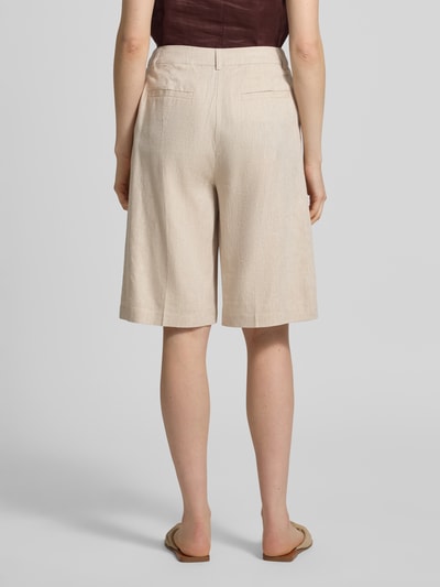 Frauenmodel trägt Bermudas mit Leinen-Anteil und Eingrifftaschen Modell 'DAZIA' von B.Young, ausgestellter Schnitt, Viskose-Mix, Ganzkörperansicht Rückansicht.