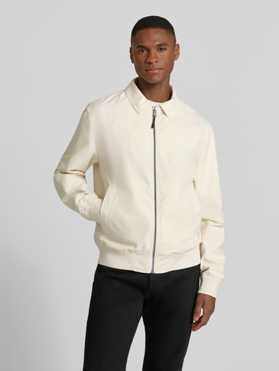 Männermodel trägt Jacke mit Reißverschluss Modell 'Salvador' von JOOP! Collection, Regular Fit, Kentkragen, Eingrifftaschen, Label-Detail, gerippte Abschlüsse, helle Farbe, glatte Textur, Ganzkörperansicht von vorne.