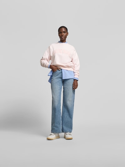 Frauenmodel trägt Regular Fit Sweatshirt mit Logo-Detail von Anine Bing in Rosa aus reiner Baumwolle, Rundhalsausschnitt, elastische Abschlüsse, Rückenlänge bei Größe S 65 cm, Ganzkörperansicht von vorne.