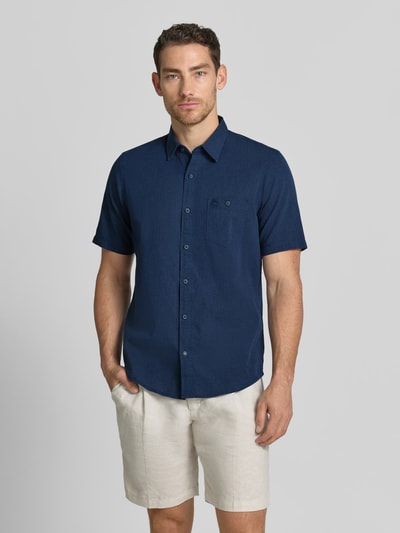 Männermodel trägt Regular Fit T-Shirt aus Baumwoll-Mix von Lerros in Dunkelblau, Rundhalsausschnitt, Label-Detail, Ganzkörperansicht von vorne.