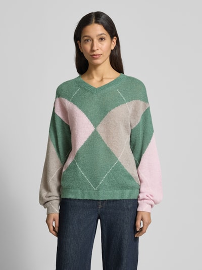 Frauenmodel trägt Wollpullover mit gerippten Abschlüssen von Fynch-Hatton, Material-Mix mit Woll-Anteil, lockerer Schnitt, V-Ausschnitt, grün, rosa, beige, Ganzkörperansicht von vorne.
