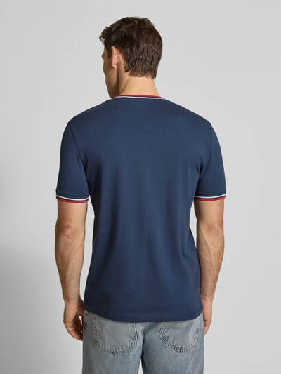 Männermodel trägt T-Shirt mit Kontraststreifen und Rundhalsausschnitt von Christian Berg Men aus Baumwoll-Elasthan-Mix, Regular-Fit, Rückenlänge 71 cm in Größe M, dunkelblau mit roten und weißen Streifen, Ganzkörperansicht Rückansicht.