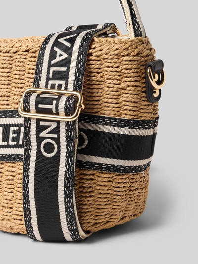 Produktfoto, Handtasche in Flecht-Optik von VALENTINO BAGS in Beige mit schwarzem Stoffriemen, Flechtstruktur, goldene Metallschnalle, Detailaufnahme. Offenes Hauptfach, abnehmbarer Schulterriemen, Logo-Stitching, Maße: 23x19x14 cm, Riemen 104 cm.