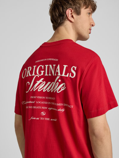 Männermodel trägt T-Shirt mit Statement-Print Modell 'NORREBRO' von Jack & Jones in Rot, Reine Baumwolle, Gerader-Schnitt, Rückenansicht, Nahaufnahme Oberkörper.