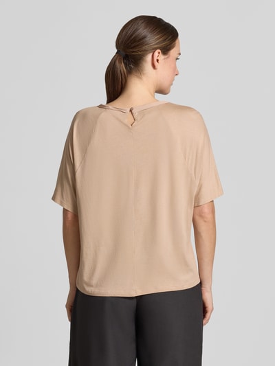 Frauenmodel trägt Loose Fit Bluse mit Seide-Anteil von Luisa Cerano in Beige, halbärmelig, weiche Textur, Rückansicht, Ganzkörperansicht Rückansicht. Acetat-Seide-Mix, Rundhalsausschnitt, Rückenlänge 53 cm, Ärmellänge 23 cm.