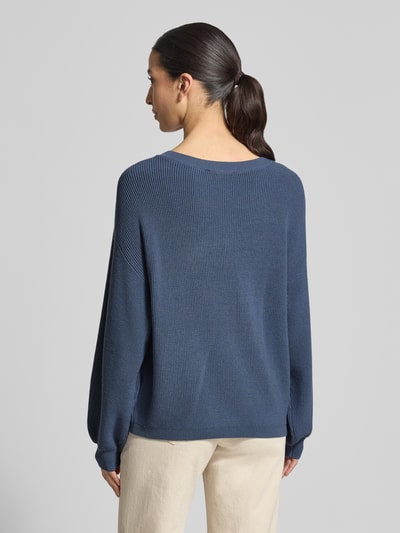 Frauenmodel trägt Strickpullover aus Viskose-Mix Modell 'Silda Rachelle' von MSCH Copenhagen in Dunkelblau mit Ballonärmel und lockerem Schnitt, Rückenansicht Ganzkörperansicht.