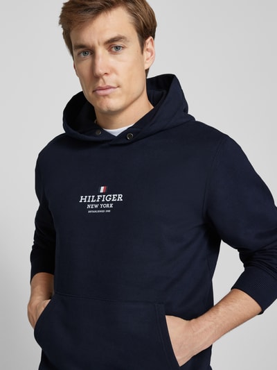 Tommy Hilfiger Hoodie mit Label-Print und Känguru-Tasche Marine 3