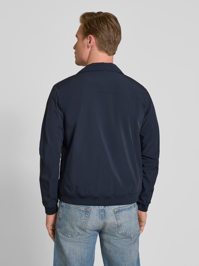 Männermodel trägt Slim Fit Jacke mit Stehkragen Modell 'Apex' von SCANDINAVIAN EDITION, Elastischer-Material-Mix, navy, Ganzkörperansicht Rückansicht.