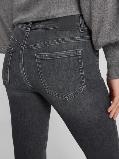 Vrouwenmodel draagt Bootcut Fit Jeans uit katoenmix model 'FRENDA' van Marc Cain in antraciet, dames slim fit jeans, detailopname